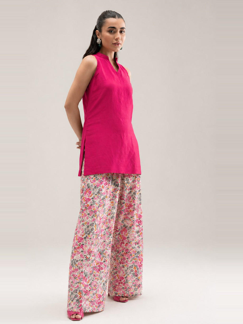 Taara fuchsia sleeveless kurti with pink floral palazzo set