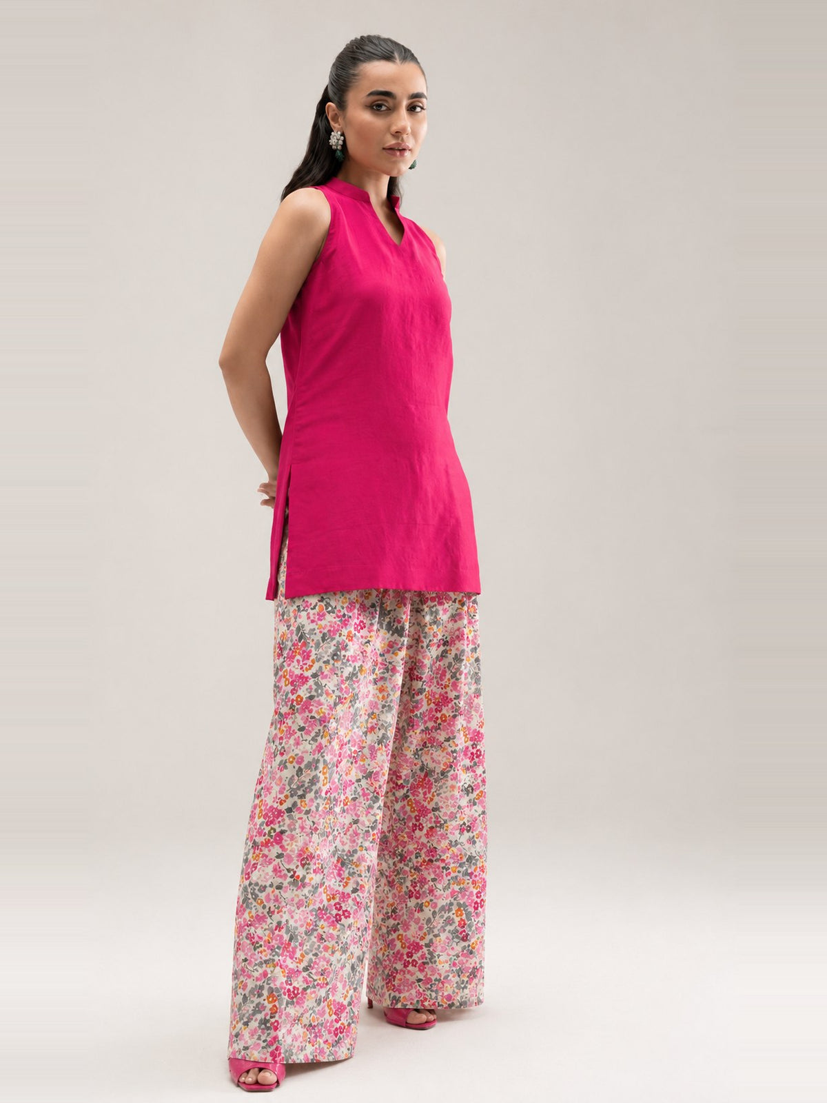 Taara fuchsia sleeveless kurti with pink floral palazzo set